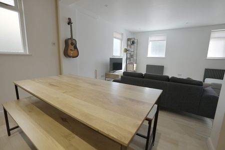 3 Bed Semi-Detached House, Burnt Ash Hill, SE12 - Photo 3