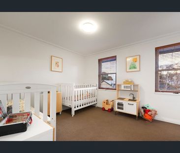 Modern Terrace Elegance in a Peaceful Fitzroy North Cul-de-Sac - Photo 2