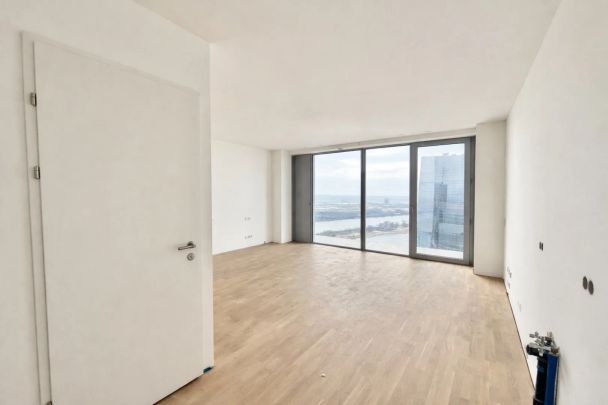 Urbanes Studio mit Westblick & Panorama-Loggia / 1-Zimmer-Wohnung im DC Tower 2 - Photo 1