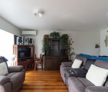 Cozy 2-Bedroom Unit in Great Location (Lawnmowing included) - Photo 4