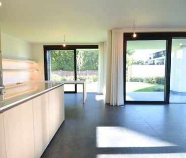 Luxueus gelijkvloers appartement met tuin, garage en 2 slaapkamers ... - Foto 6