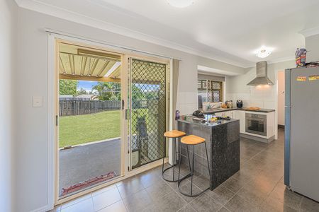 Comfortable Living in a Quiet, Leafy Street - Photo 3