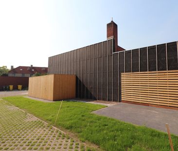 Gerenoveerd duplex-appartement met 3 slaapkamers, terras met tuin, 2 autostaanplaatsen en fietsenberging. - Photo 4