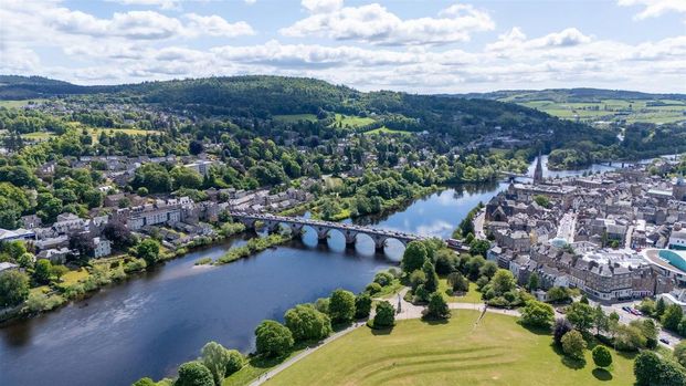 4 bedroom flat to rent - Photo 1