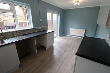 3 bedroom end of terrace house to rent - Photo 4