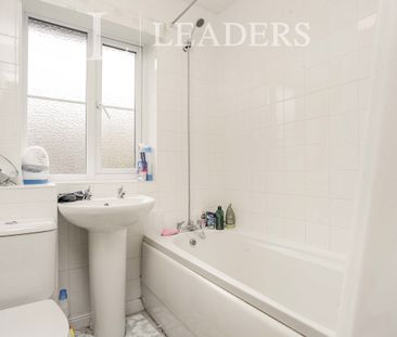 2 bedroom house to rent Perryfields, Burgess Hill, West Sussex, RH15 - Photo 2