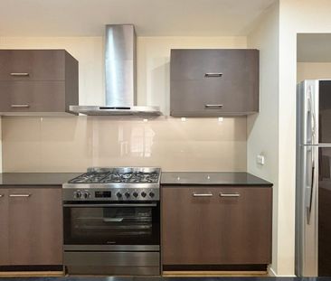 Beautiful Family Home in the Heart of Alamanda – Available for Lease! - Photo 4