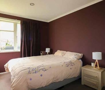 Four Bedrooms - Roslyn - Photo 2