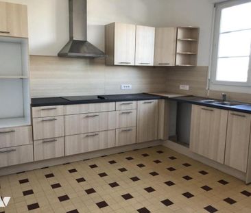 COUTANCES, place Général de Gaulle, appartement 4 pièces - Photo 3