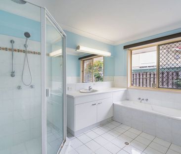 Four bedroom family home with a massive backyard - Photo 4