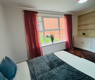 Room in a Shared House, Leeward Gardens, SW19 - Photo 1