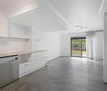 Beautifully Renovated 3 Brm Townhouse - Photo 1