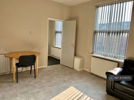 3 bedroom flat to rent - Photo 1