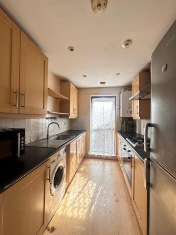 2 bedroom flat to rent - Photo 2