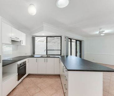 Spacious Family Home with Separate Studio in Quiet Cul-De-Sac - Photo 5