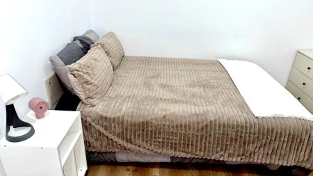 Room in a shared 5-bedroom apartment for rent in el Raval, perfect for professionals and students. - Photo 4