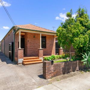 SPACIOUS FAMILY HOME + DOUBLE LOCK UP GARAGE - Photo 3