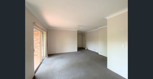 Spacious 2 Bedroom Apartment with lock up garage! - Photo 1