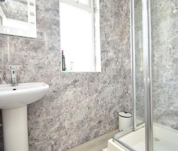 4 bedroom flat to rent - Photo 4