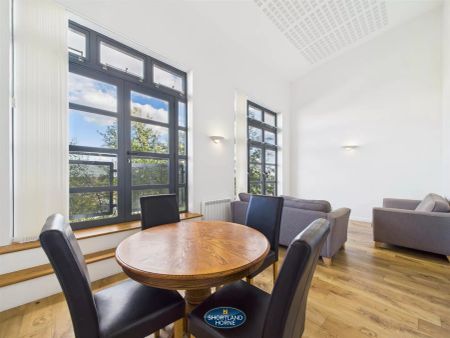 Bishopsgate House, Aldbourne Road - Photo 3