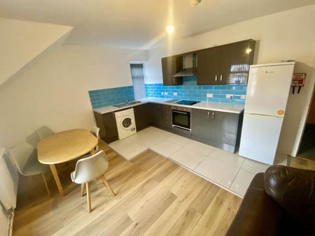 3 bedroom flat to rent - Photo 4