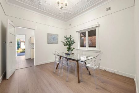 Updated and light filled Californian bungalow - Photo 2