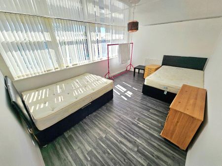 2 bedroom flat to rent - Photo 2