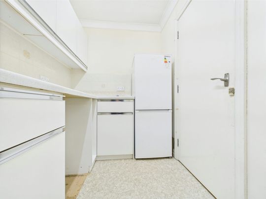 Flat to rent on - Photo 1