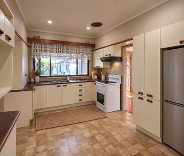 SPACIOUS FAMILY HOME IN CONVENIENT LOCATION - Photo 5