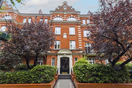 A charming lateral three double bedroom apartment in a mansion block located on Randolph Avenue. - Photo 4