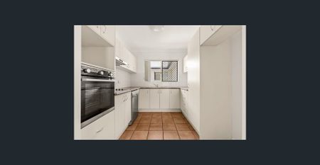 Fully Furnished Spacious Unit in Windsor with Lock Up Garage! - Photo 5