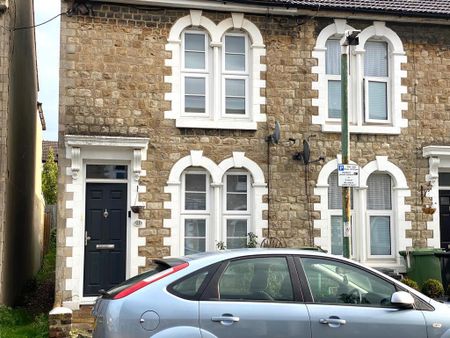 3 bedroom end of terrace house to rent - Photo 2