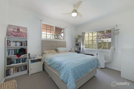 DUAL LIVING BY THE COAST WITH SEPERATE GRANNY FLAT & SPACIOUS 4 BEDROOM HOME - Photo 4
