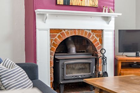 Open the Door To Character and Small Town Atmosphere - Photo 2