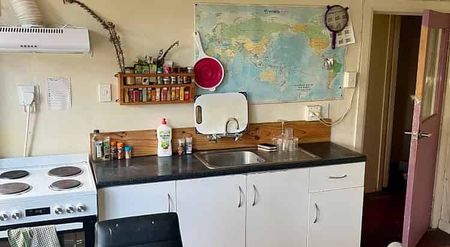 Spacious flat in Newtown - Photo 2