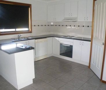 4 Bedroom House in a quiet street - Photo 3