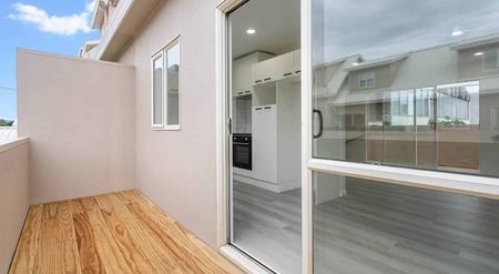 Well Presented- 3 bedrooms - Photo 4
