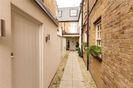 2 bedroom flat in St John's Wood - Photo 5