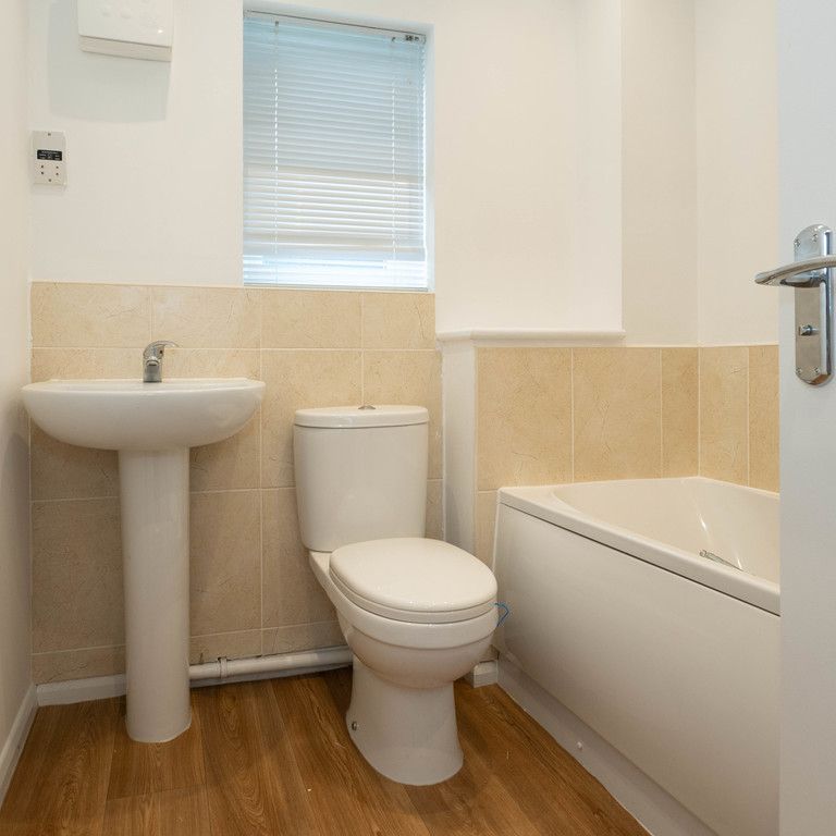 2 bedroom mid terrace to let - Photo 1