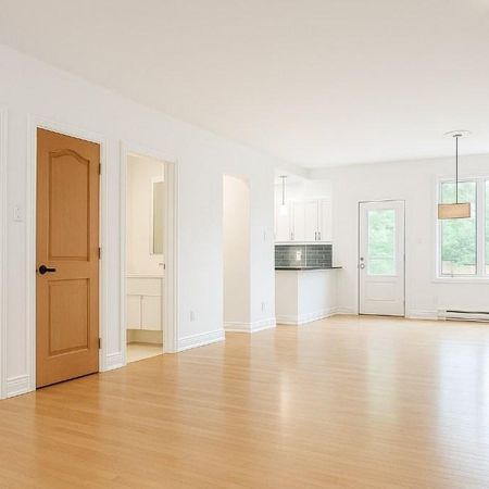 Ahuntsic | Luxueux 3 chambres + Bureau | 1800 pi² sur 2 étages | Cabanon, Cour et Boisé | Air Climatisé - Photo 3