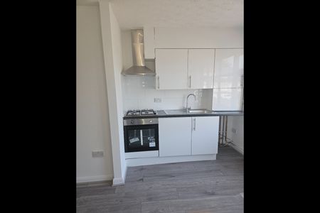 3 Bed Flat, Colman Road, E16 - Photo 5