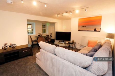 1 bedroom in a house share to rent - Photo 2