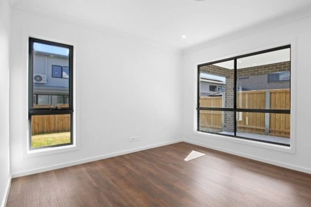 Contemporary Family Home with Versatile Open-Plan Living - Photo 1