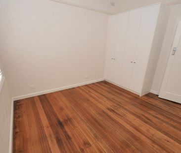 Renovated Ground Floor Apartment with back garden - Photo 1