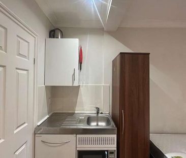 Cantley Gardens Ilford, IG2 - Photo 3