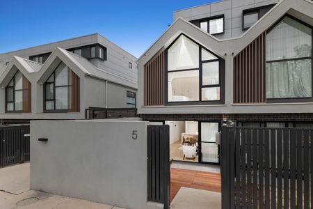 Architect-inspired townhouse living with private courtyard - Photo 4