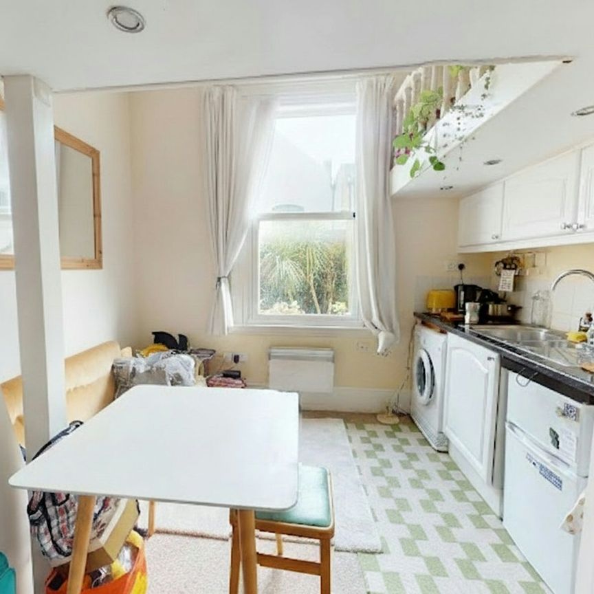 Flat to rent on - Photo 1