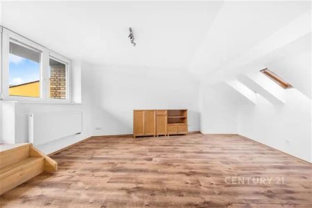 Prostorný podkrovní byt 4+1 s terasou 72 m - Photo 3