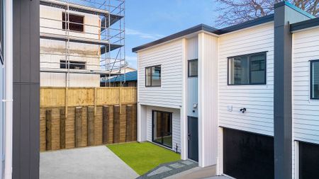 Near New 3 Bedroom + 2.5 Bathrooms + Garage - Photo 4