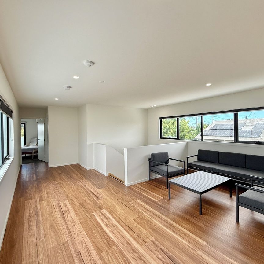 8 x Self Contained Accommodation for Young or Corporate Professionals - Photo 1